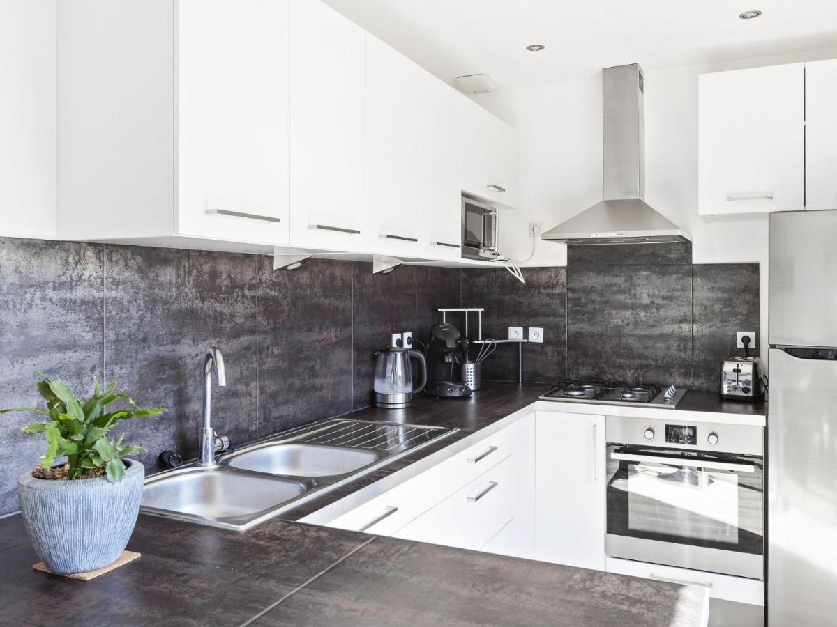 Modern Holiday Home With Private Pool บริญญอล ภายนอก รูปภาพ